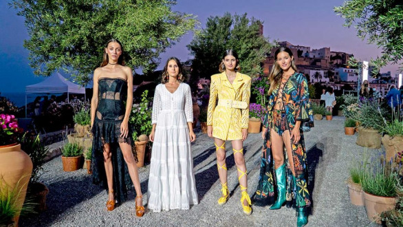 Las modelos, Neus Bermejo, Nuria Rotschild y Malena Costa con la consellera María Fajarnés