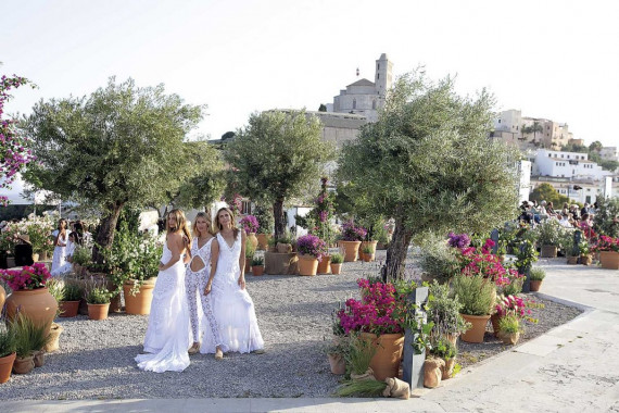 Las modelos Martina Klein, Vanesa Lorenzo y Verónica Blume posan ante la catedral de Ibiza durante la pasarela Adlib Ibiza 2021